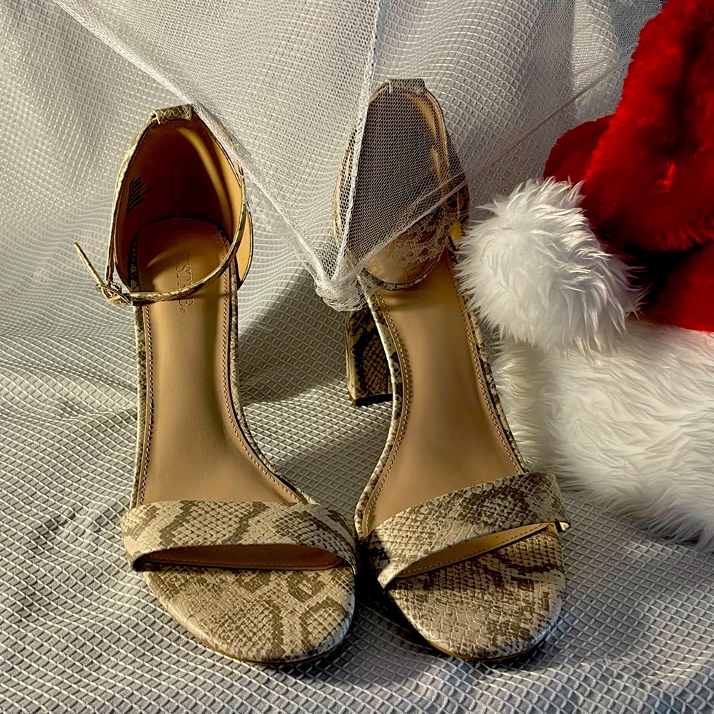 Beautiful brand new print heels